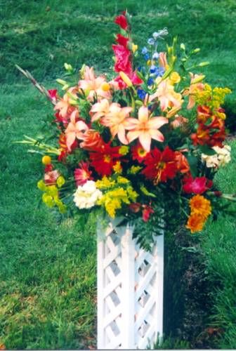 White lattice square pedestals and dividers for outdoor or less formal settings
